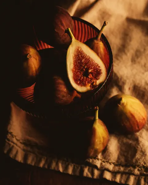 Fresh figs in a glass bowl on a linen cloth